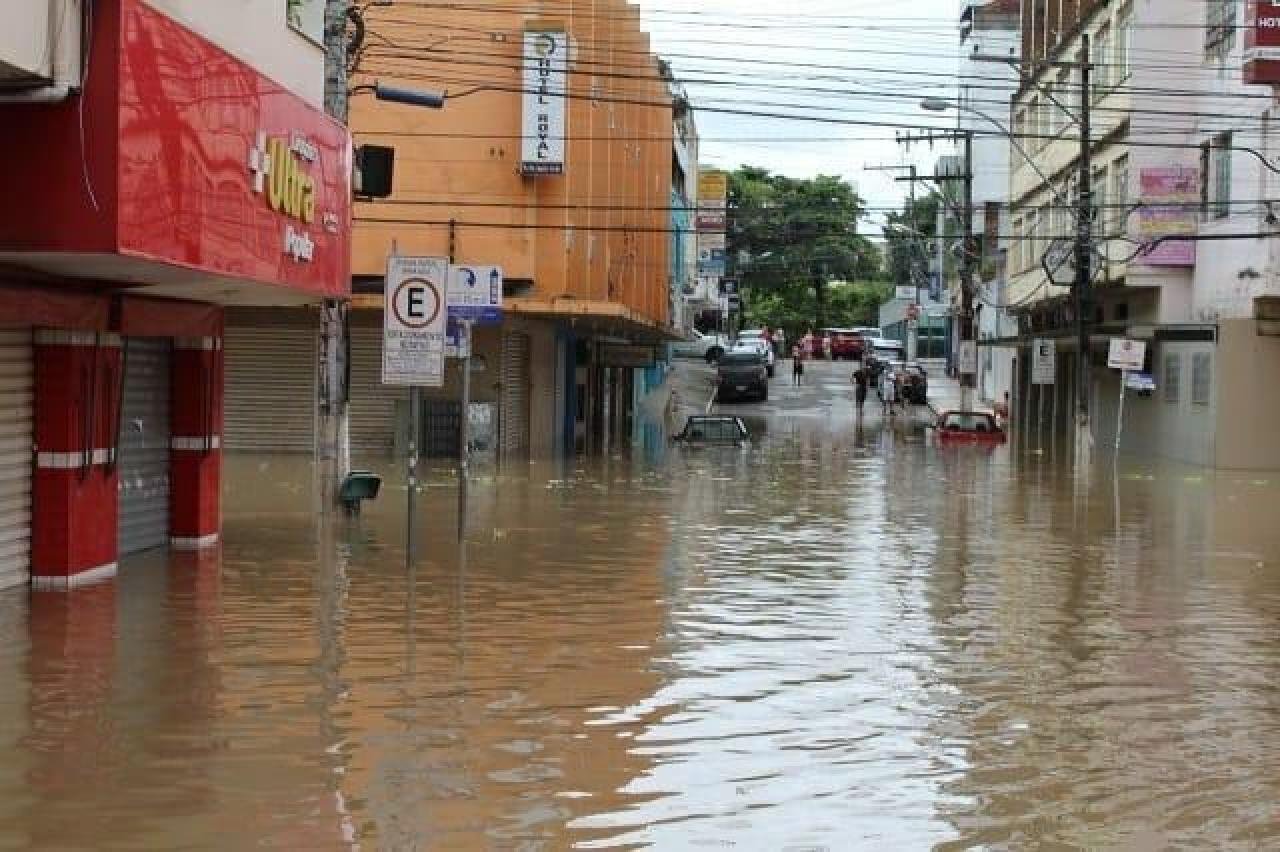 APÓS RIO CACHOEIRA SUBIR 9 METROS, NÍVEL DA ÁGUA COMEÇA A BAIXAR  E MORADORES CONTABILIZAM PREJUÍZO EM ITABUNA