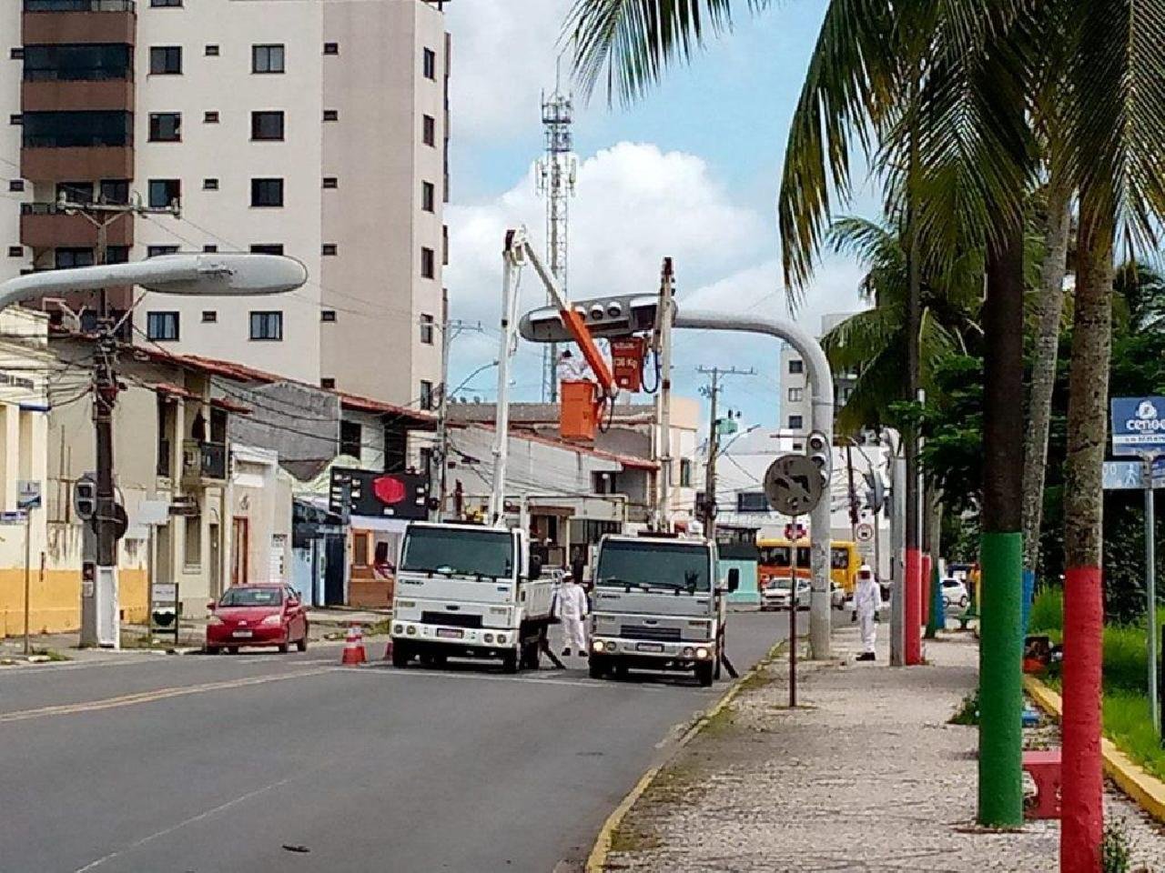 ENXAME DE ABELHAS PROVOCA ALTERAÇÃO NO TRÂNSITO NA AV LOMANTO JUNIOR NO PONTAL 