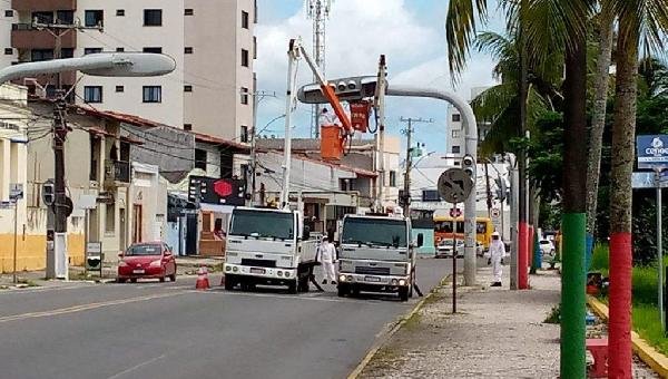 ENXAME DE ABELHAS PROVOCA ALTERAÇÃO NO TRÂNSITO NA AV LOMANTO JUNIOR NO PONTAL 