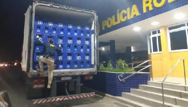 PRF PRENDE CAMINHONEIRO COM CARGA IRREGULAR DE CERVEJA EM VITÓRIA DA CONQUISTA