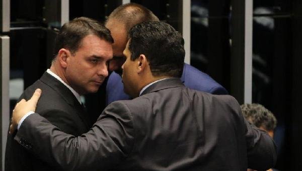 EX-VEREADOR REVELA QUE FLÁVIO BOLSONARO VISITOU EX-PM ADRIANO DA NÓBREGA NA PRISÃO