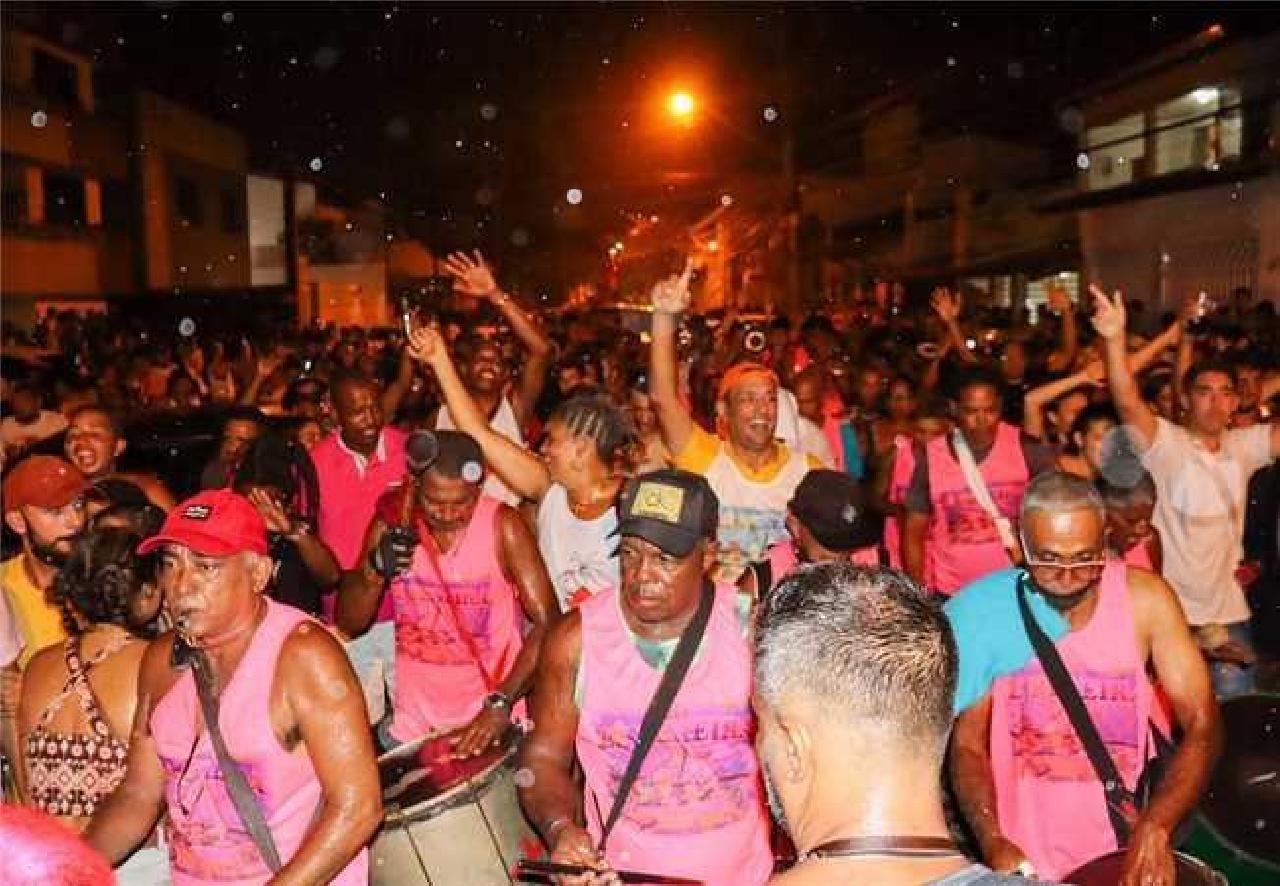 CARNAVAL EM ILHÉUS: PREFEITO SE UNE A FOLIÕES E PRESTIGIA DESFILE DO BLOCO ‘ZÉ PEREIRA’