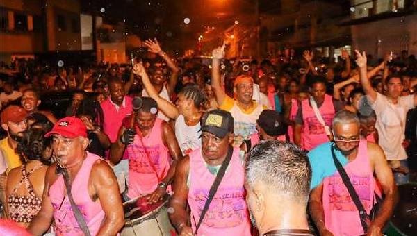 CARNAVAL EM ILHÉUS: PREFEITO SE UNE A FOLIÕES E PRESTIGIA DESFILE DO BLOCO ‘ZÉ PEREIRA’