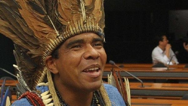 UNEB CONCEDE TÍTULO DE DOUTOR HONORIS CAUSA AO LÍDER INDÍGENA CACIQUE BABAU