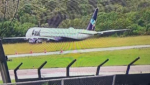 AERONAVE PERDE O CONTROLE E SAI DA PISTA NO AEROPORTO DE SALVADOR 